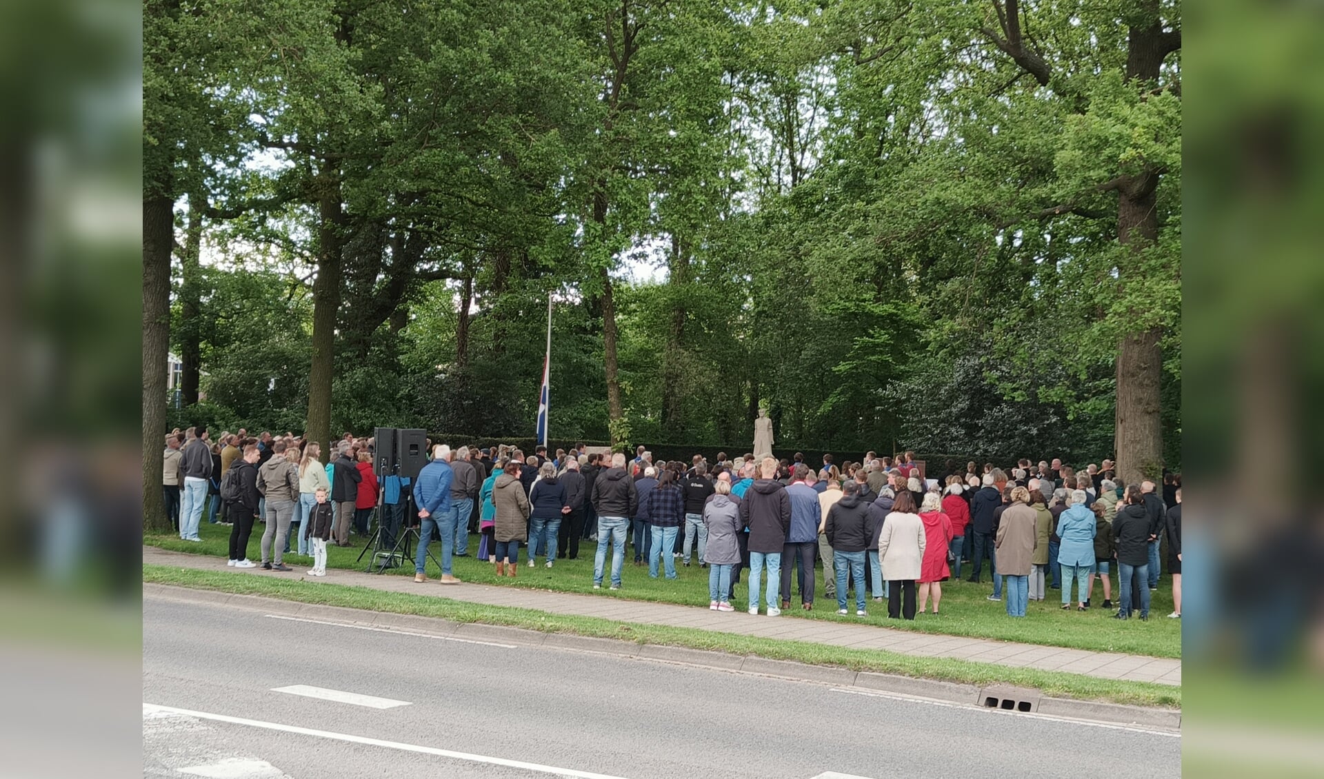 Dodenherdenking Eibergen, zaterdagavond bij het oorlogsmonument aan de Burgemeester Wilhelmweg. Foto: Rob Stevens