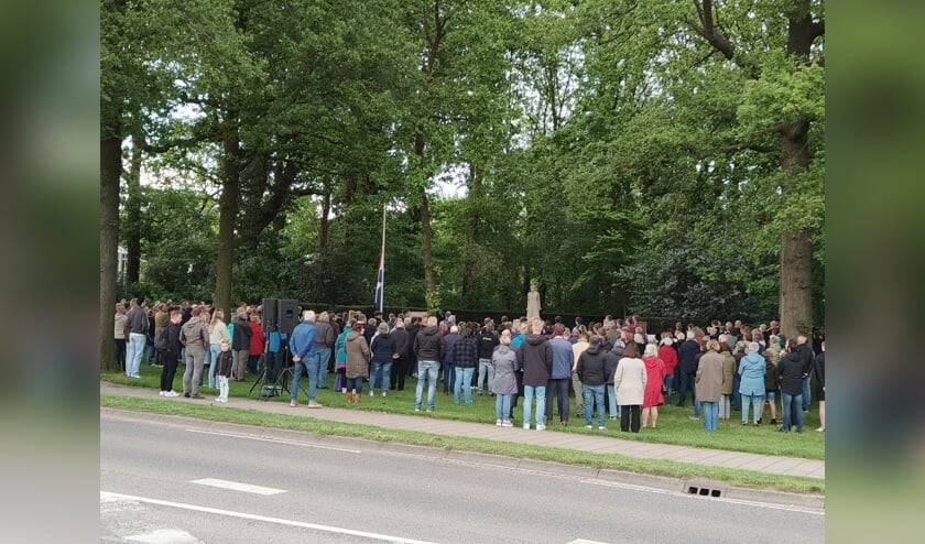 Dodenherdenking Eibergen, zaterdagavond bij het oorlogsmonument aan de Burgemeester Wilhelmweg. Foto: Rob Stevens