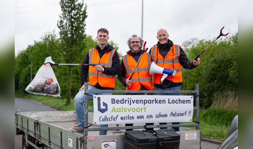 Bas Haarhuis, Koen Colvoort en Gijs Kreunen gingen erop uit om Bedrijvenpark Aalsvoort te ontdoen van zwerfafval. Foto: Anne Beumer van TETSKE