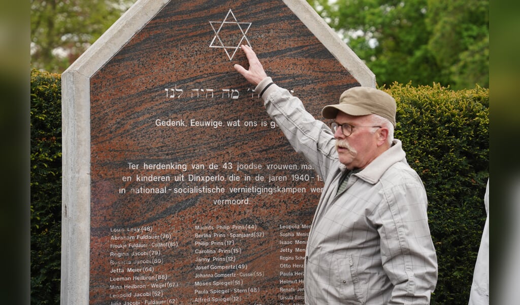 Bertus Hengeveld vertelt over het joods monument en de voormalige synagoge aan de Kwikkelstraat. Foto: Frank Vinkenvleugel