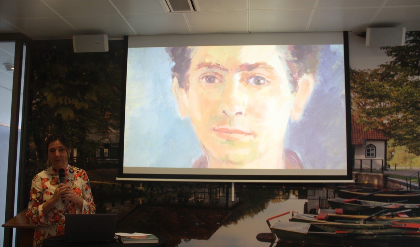 Frederieke Jeletich tijdens haar lezing over Max van Dam. Foto: Lineke Voltman
