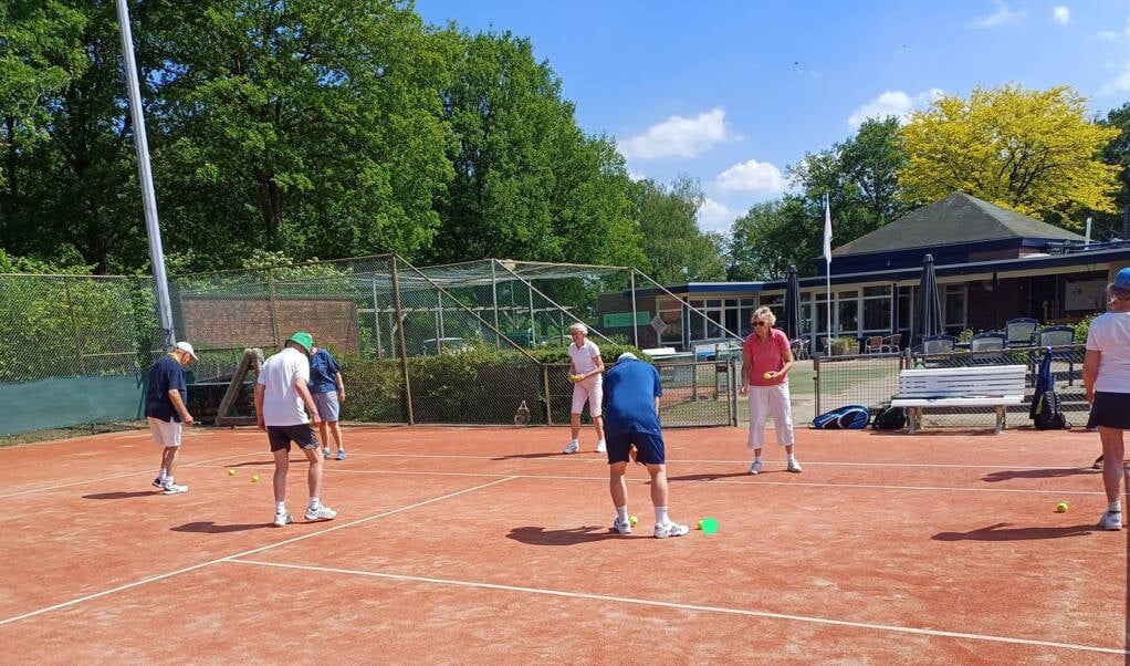 Plezier staat voorop bij het OldStars Tennis en het is voor iedereen makkelijk te doen, want men doet dit altijd op eigen niveau. Foto: PR. 