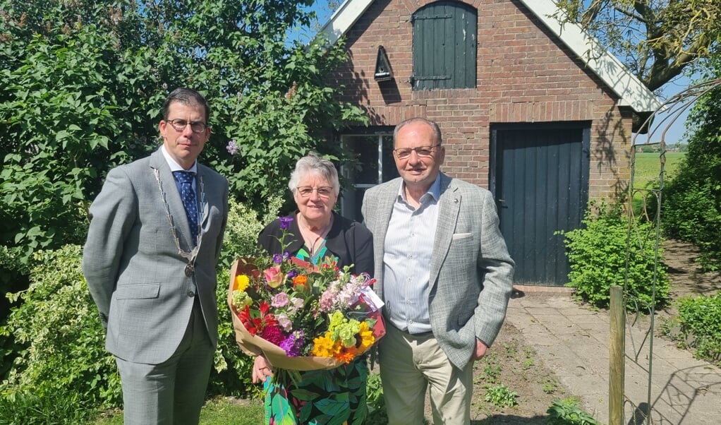 Bruidspaar Ordelman-Greutink samen met burgemeester Joost van Oostrum. Foto: Rob Weeber