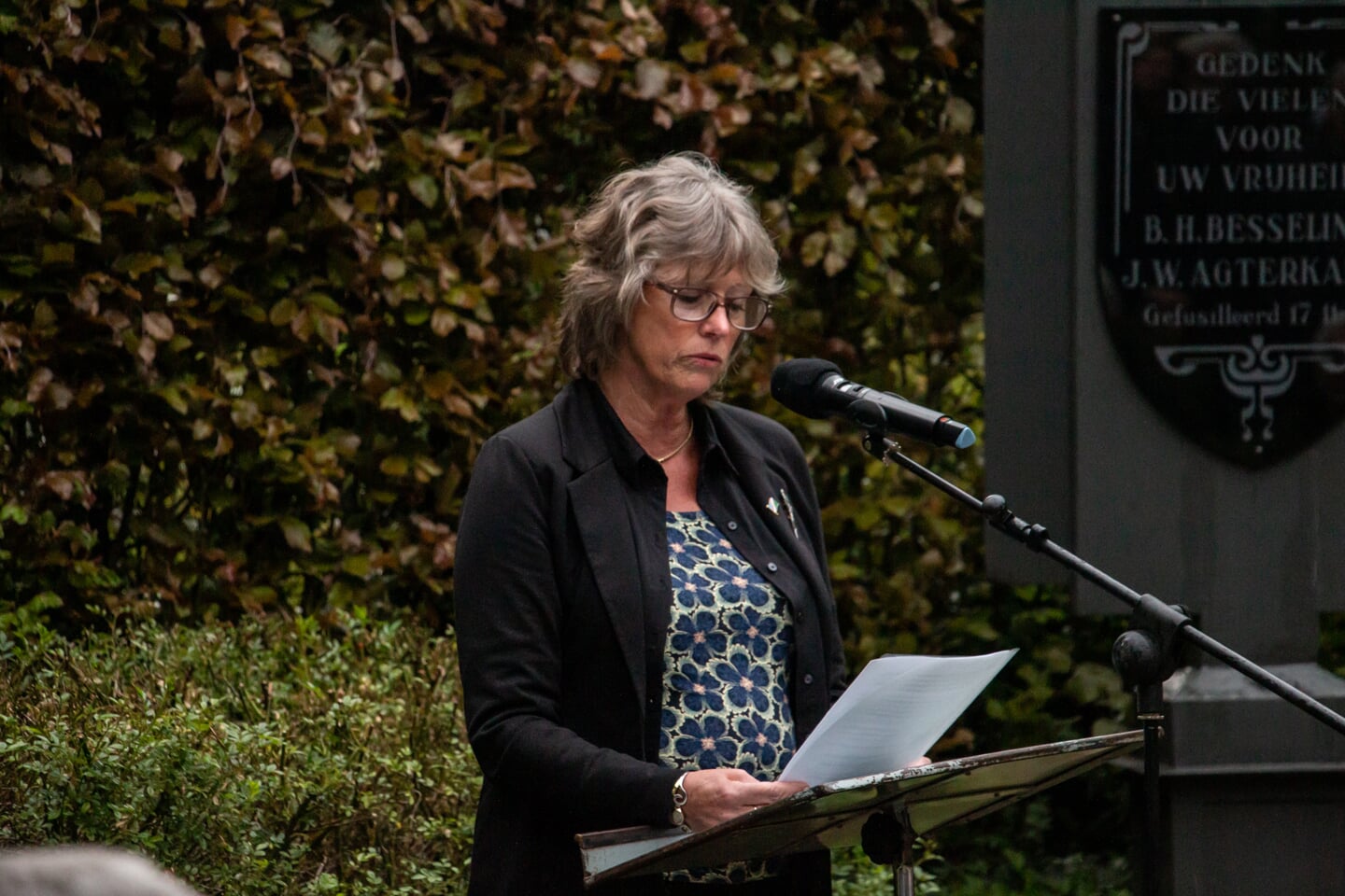 Monique Manders spreekt tijdens herdenking in Steenderen. Foto: Liesbeth Spaansen