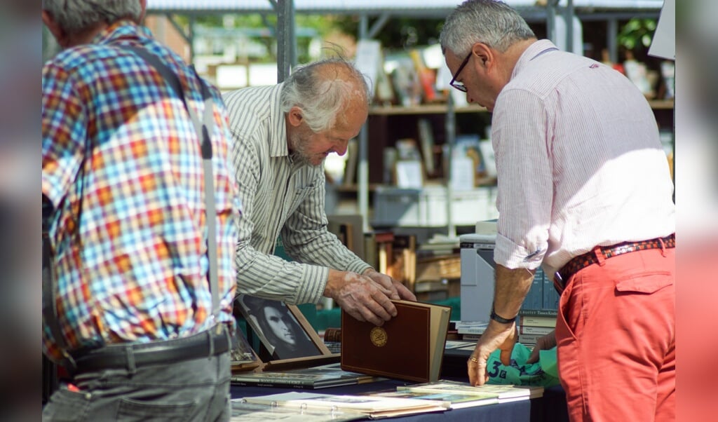 Tijdens een eerdere boekenmarkt. Foto: Alex en Janneke van Galiën