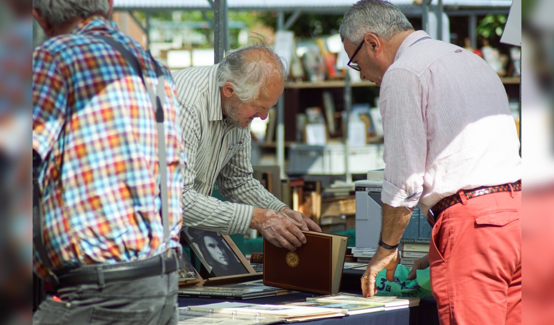 Tijdens een eerdere boekenmarkt. Foto: Alex en Janneke van Galiën