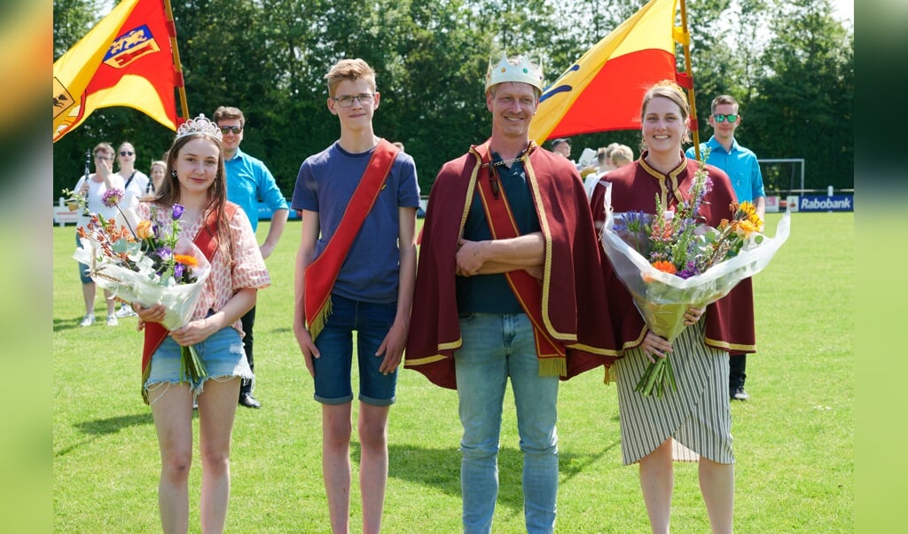 Het prinsen- en koningspaar van 2024: vlnr Aniek Wopereis, Teun van der Vaart, Tim Krabben en Mara Hulshof. Eigen foto