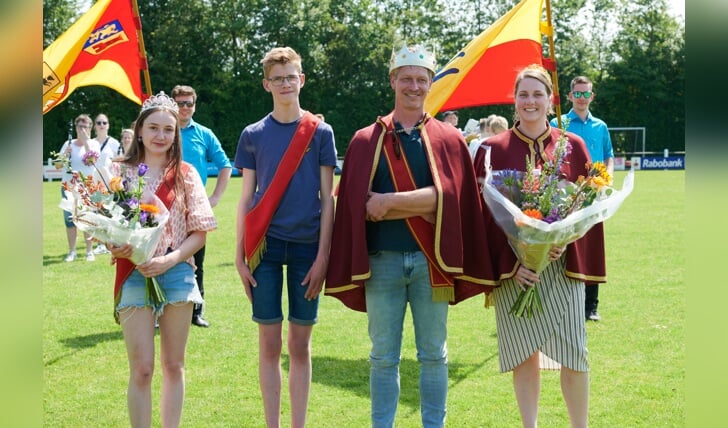 Het prinsen- en koningspaar van 2024: vlnr Aniek Wopereis, Teun van der Vaart, Tim Krabben en Mara Hulshof. Foto: Leonie Rouwhorst