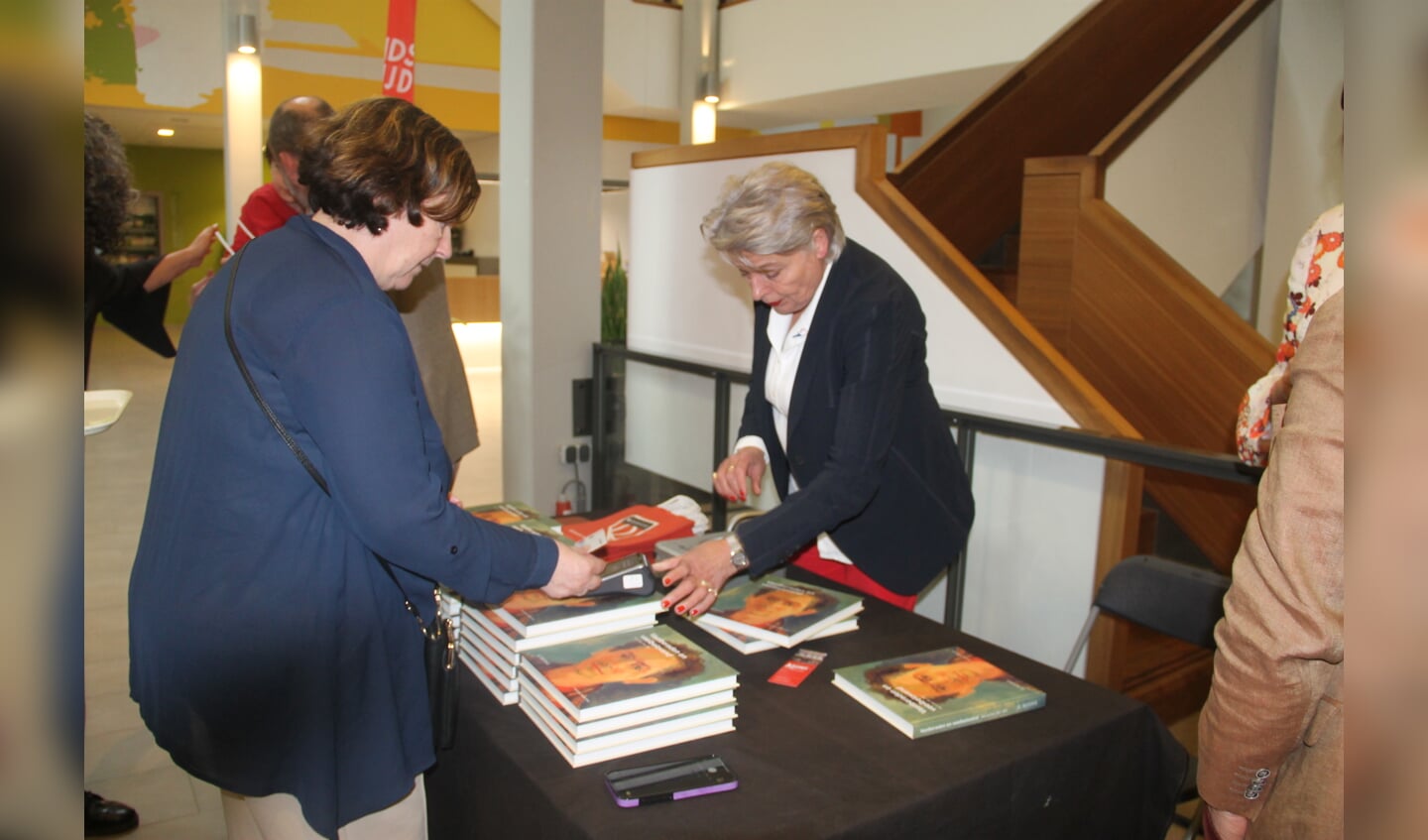 Het boek 'Vastberaden en Veelbelovend' van Frederieke Jeletich was tijdens deze bijeenkomst ook te koop. Foto: Lineke Voltman