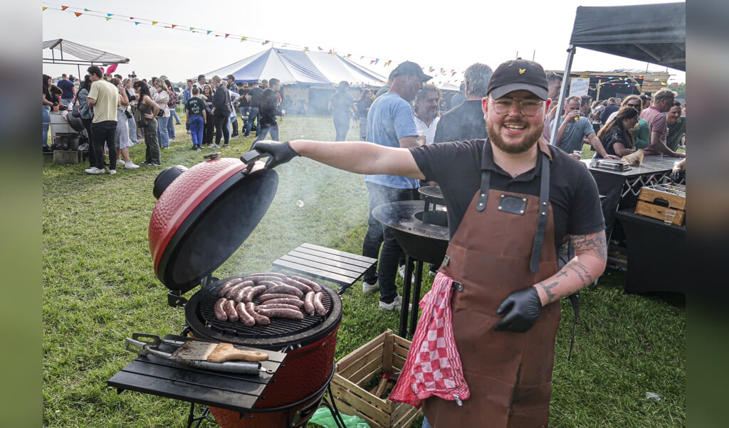 Het proeven van het vlees speelde een hoofdrol tijdens het minifestival, waar donderdag onder meer hamburgers en hotdogs te verkrijgen waren. Foto: Luuk Stam