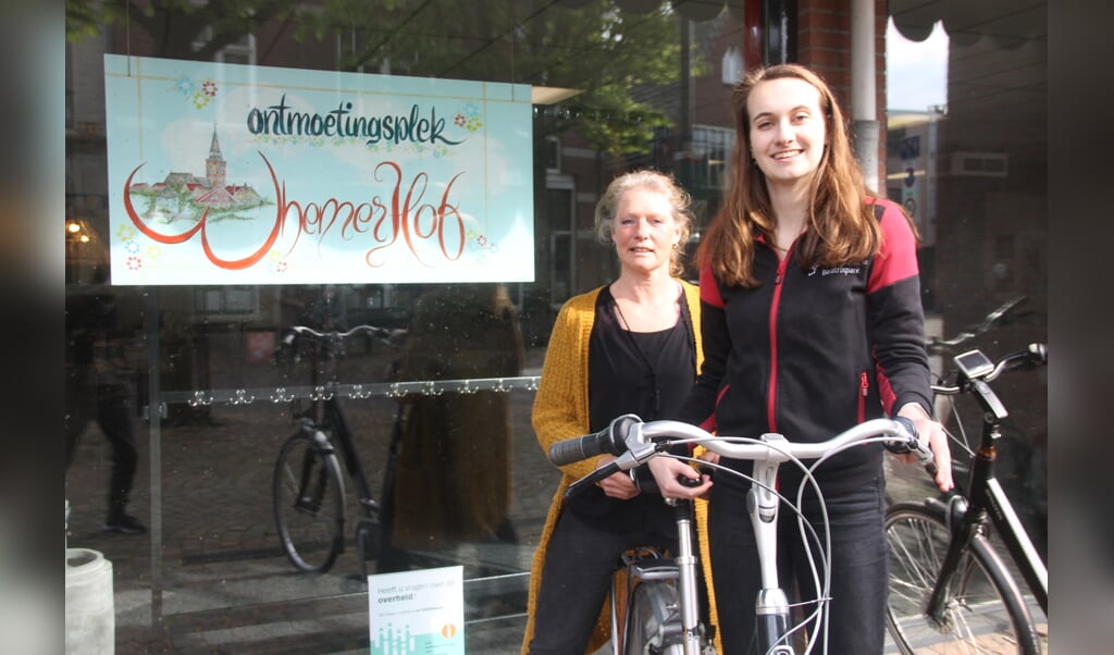 Ria Bussink (l) en Lieke Oostrik: 'Door fietsen blijven ouderen langer gezond, sociaal en zelfredzaam.'  Foto: Lineke Voltman

