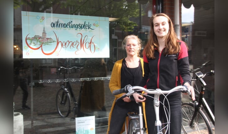 Ria Bussink (l) en Lieke Oostrik: 'Door fietsen blijven ouderen langer gezond, sociaal en zelfredzaam.'  Foto: Lineke Voltman

