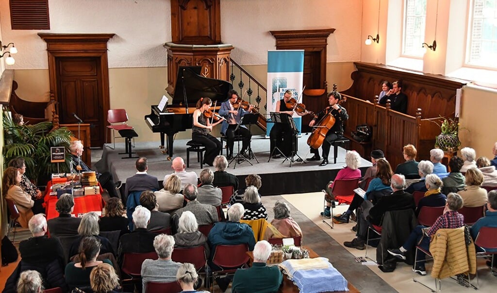 Uitvoering op het Kamermuziekfestival 2023, met onder anderen (tweede van links) violist Tim Brackman. Foto: Jolien Visser