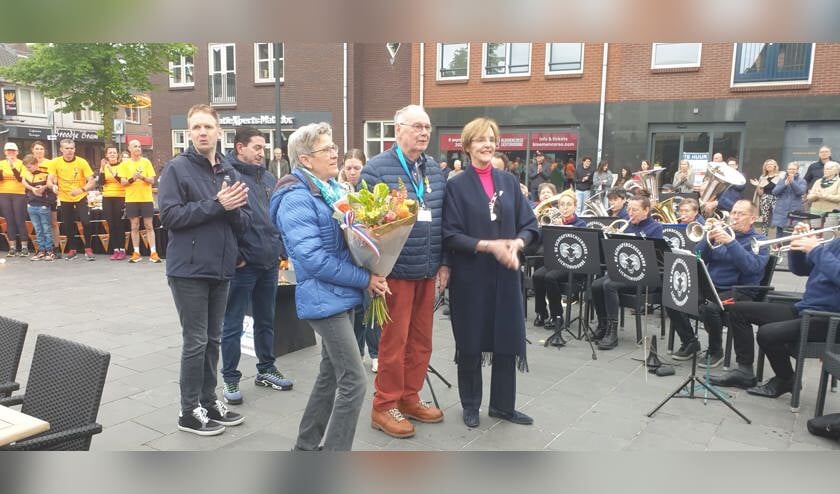 Theo Engelbarts kreeg een lintje opgespeld door burgemeester Annette Bronsvoort. Links voor: partner Gemma Weijenborg, links achter zoon Fabian
