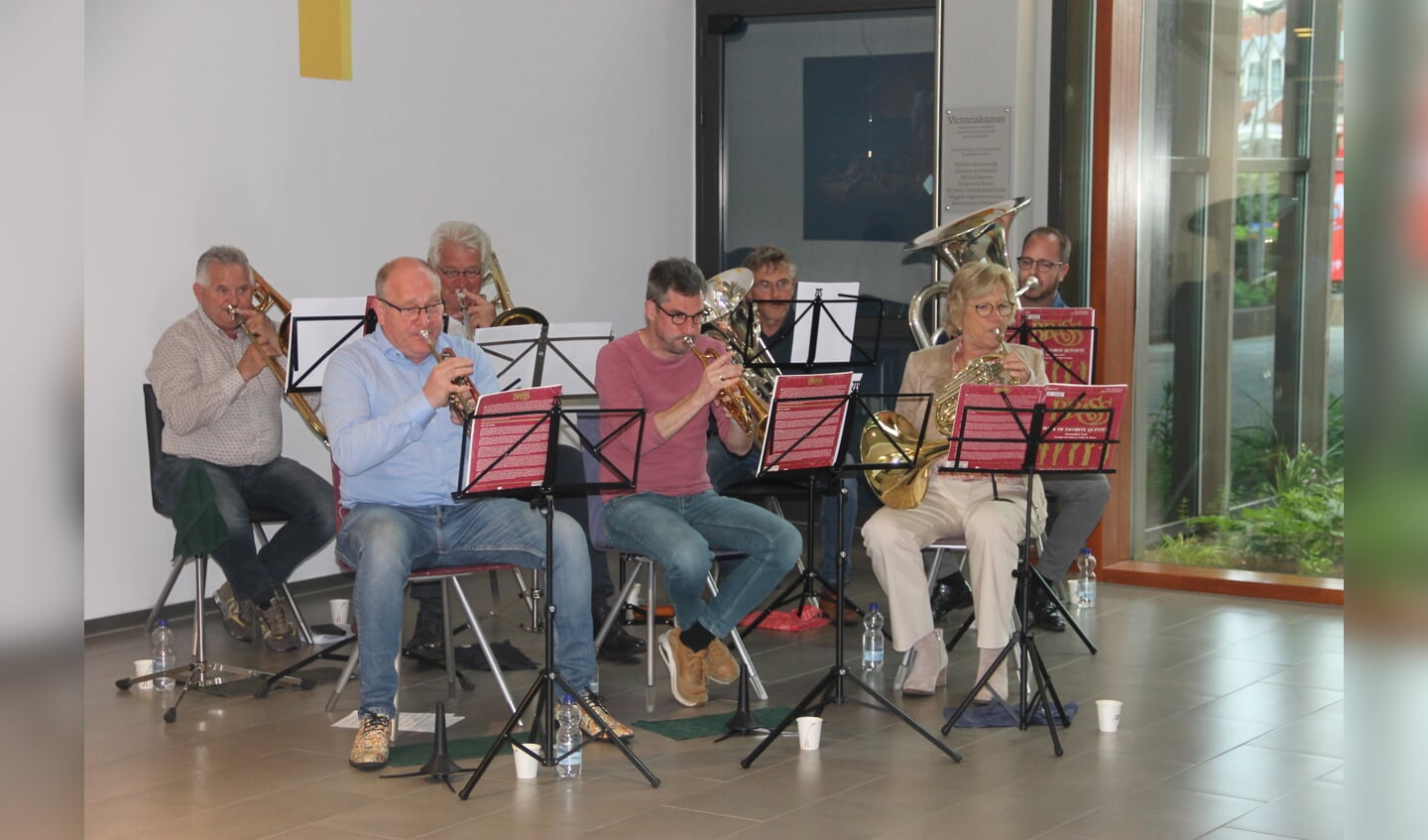 Muzikanten van Excelsior zorgen voor de muzikale omlijsting. Foto: Lineke Voltman

