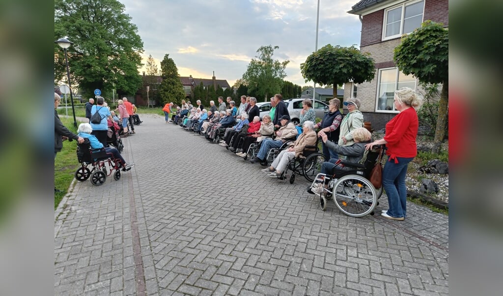  Op de eerste avond van het nieuwe wandelseizoen gingen maar liefst 24 bewoners van De Schoven in rolstoelen met duwers/vrijwilligers op pad om een mooie wandeling rondom Ruurlo te maken. Foto: PR. 