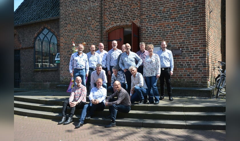 Voor het concert poseerde Shansons voor de ingang van de Ruurlose Dorpskerk. Foto: Peter Nieuwenhuis