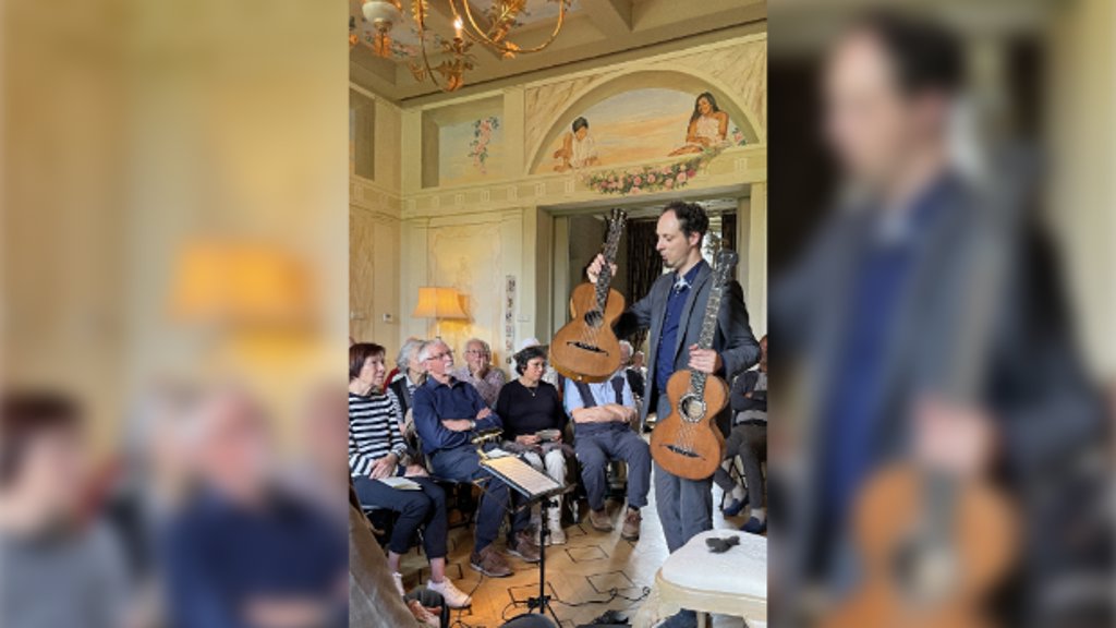 Izhar Elias geeft het publiek in de salon uitleg over negentiende-eeuwse gitaren. Foto: Annemiek Hettinga