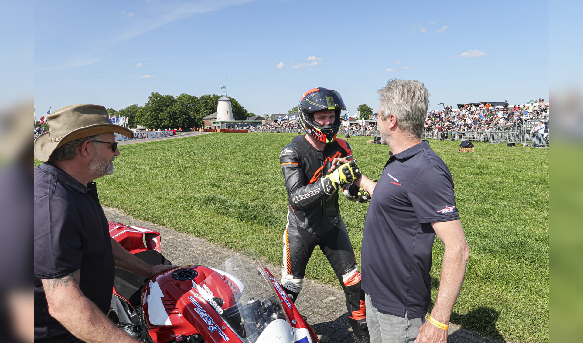 Weeral een zeer geslaagd weekend voor de Hengelose coureur Wesley Ankersmid op de Varsselring, die zijn prestaties viert met zijn monteurs. Foto: Luuk Stam