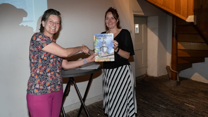 Hoofdredacteur Brigiet Bluiminck (links) overhandigt het eerste exemplaar van de jubileumeditie aan erfgoedmanager Geke Hop. Foto: Jan van Dalen Fotografie