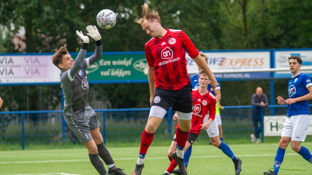 Luc Berentsen was met twee doelpunten en één assist man of the match tegen Woezik. Foto: Marcel Houwer