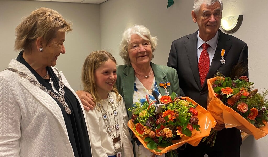 Het echtpaar De Gelder met hun kleindochter Cato, de jeugdburgemeester van Bronckhorst en burgemeester Marja van der Tas. Foto: Mirjam Rensink