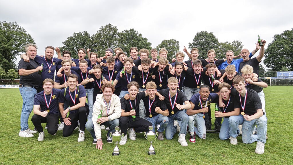 De twee hoogste jeugdteams van Pax wonnen zaterdagmiddag allebei de KNVB-districtsbeker, de JO19-1 deed dat in Brummen, de JO17-1 in Hulshorst. Bij terugkomst vierden ze samen feest in Hengelo. Foto: Luuk Stam