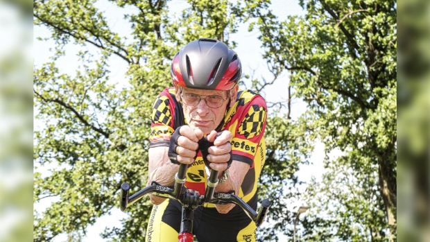 Met zijn vrouw als motivatie gaat Jan (80) voor het werelduurrecord