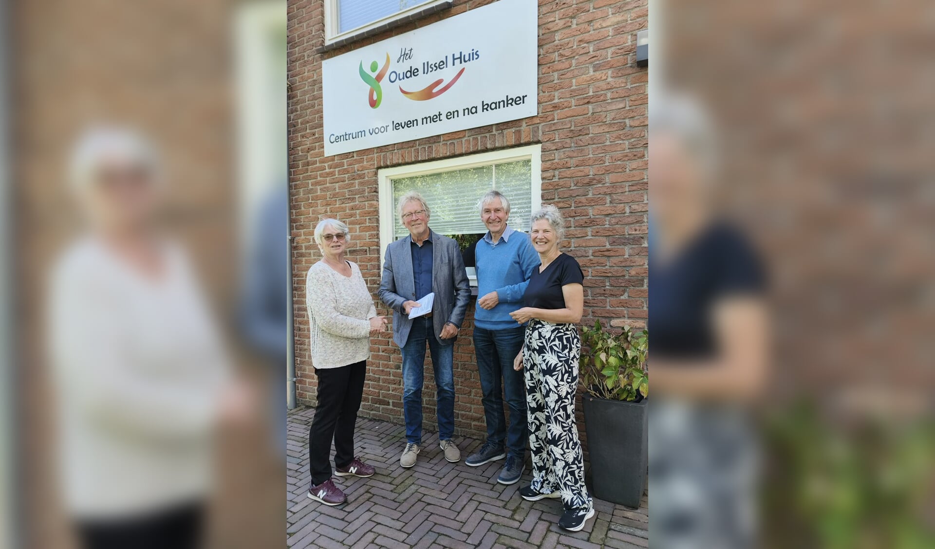 “Ieder mens gaat op zijn eigen manier om met kanker. Tijdens het contact met lotgenoten kun je leren van elkaars ervaringen en krijg je handreikingen”, aldus coaches van Het Oude IJssel Huis. Op de foto v.l.n.r.: Willy van Geuzendam, Leon van Hees, Frans Reijnders en Dorothé Huijsmans.