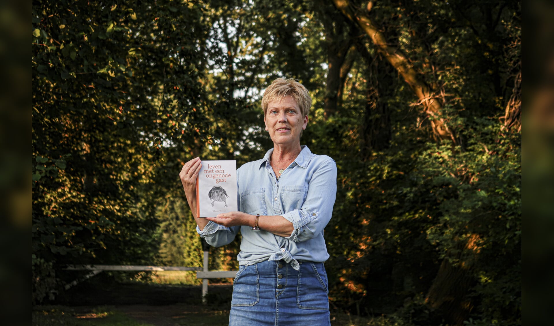 ‘Leven met een ongenode gast’ is een bundeling van columns van de Hengelose oud-journaliste Willemien Weerman, die al tien jaar ernstig ziek is. Foto: Luuk Stam