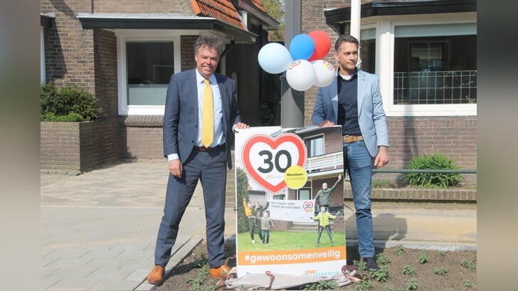 Wethouder Gosse Visser en John  Snippert onthullen het bord van Veilig Verkeer Nederland. Foto: Lineke Voltman