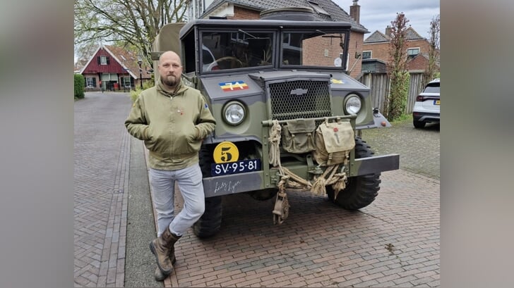 Leerkracht Daan Bomhof bij het Canadese legervoertuig. Foto: Rob Weeber
