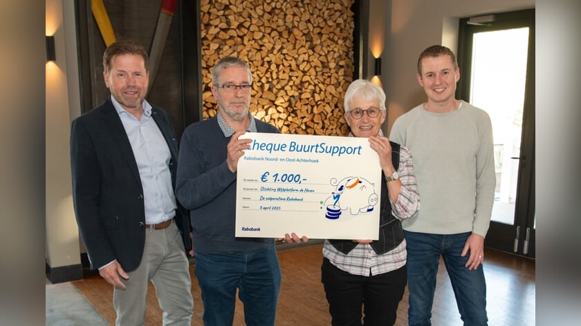 Gert Aartsen en Gerrie Meijboom tonen de cheque, geflankeerd door Rabobank-directeur Frits Mulder (links) en Frank Navis, lid van het Coøperatiefonds. Foto: Carlo Stevering