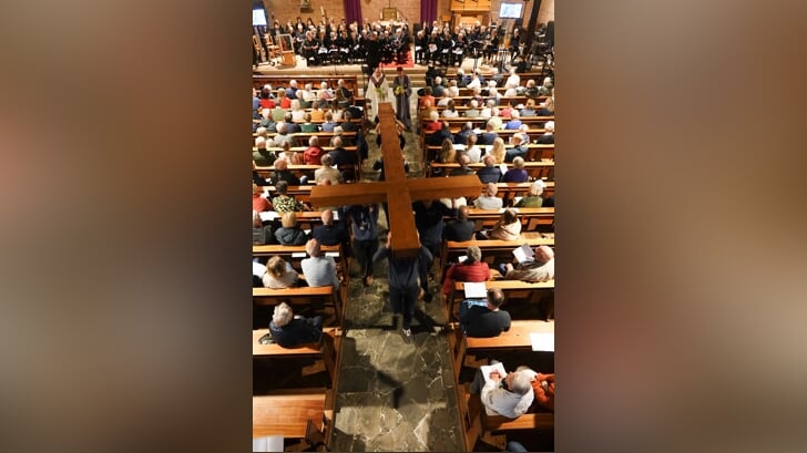 Het kruis werd bij elke Passie de kerk ingedragen. Foto: G. te Vaarwerk