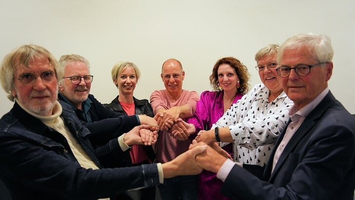 Van links naar rechts:
Henk Kok, Hans van der Boor, Petra Hoezen, Gerrit Migchelbrink, Esther Diepenbroek, Ria van Rooyen, Harm Drost. Foto: Frank Vinkenvleugel