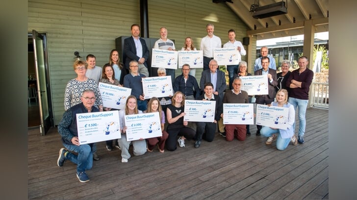 Blije gezichten bij de verenigingen en stichtingen die 3 april een cheque in ontvangst namen. Foto: Carlo Stevering