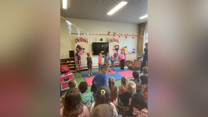 Clown Okidoki laat kinderen stralen op het jubileumfeest van juf Sandra en juf Rianne bij obs De Voshaar. Foto: PR