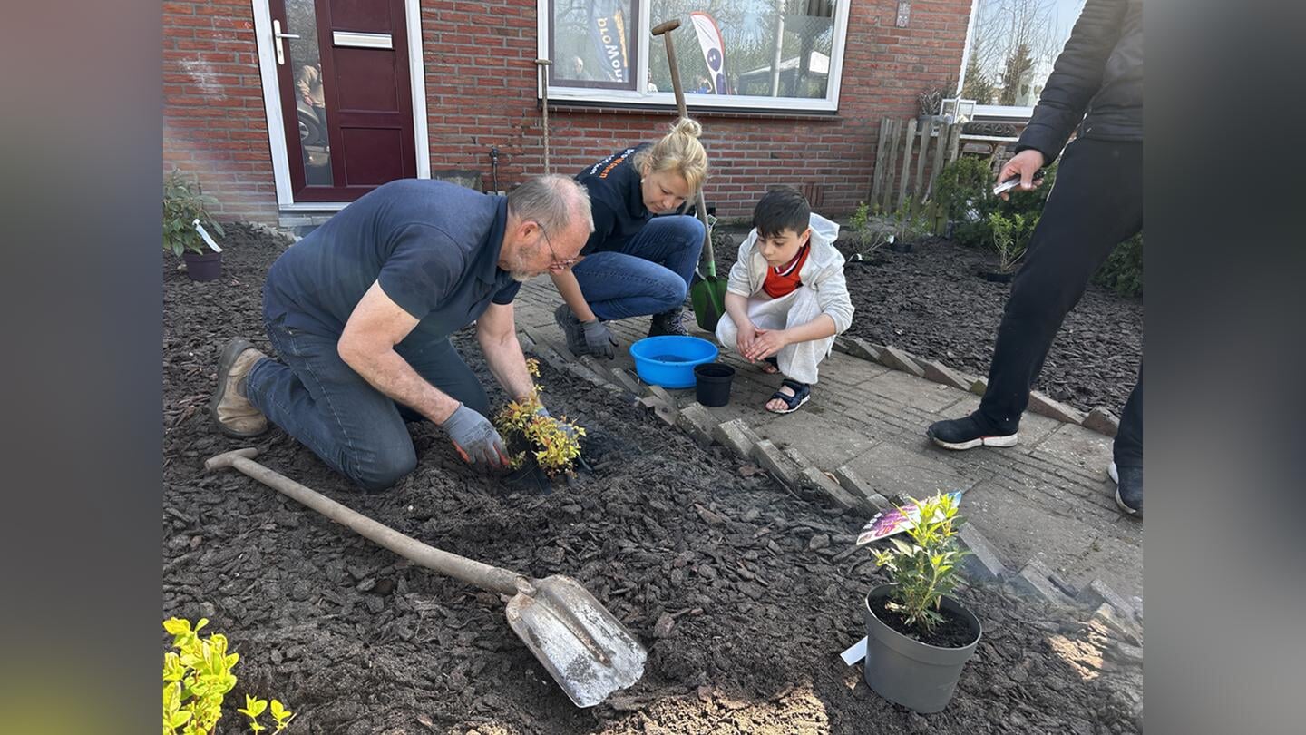 Bewoners van de Westerstraat en vrijwilligers knapten samen acht voortuintjes op. Foto: Present Bronckhorst