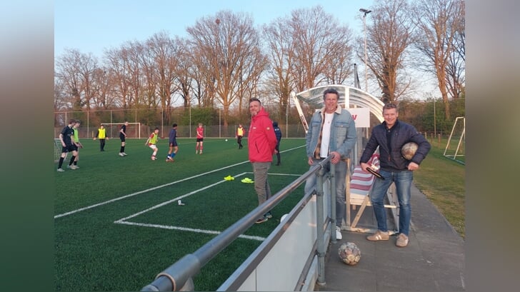 Rechts Jan Willem Rutgers, technisch coördinator onderbouw, naast bestuurslid Henk Jan Veldboom en een AZSV jeugdtrainer. Foto: Karin Stronks