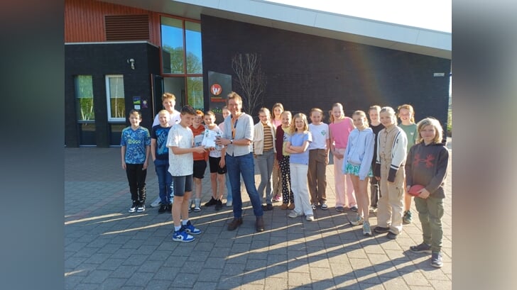 Jeannet Brouwer bezoekt de Daltonschool Willibrordus in Ruurlo voor het uitdelen van de zakjes met zaad. Foto: Jeannet Brouwer
