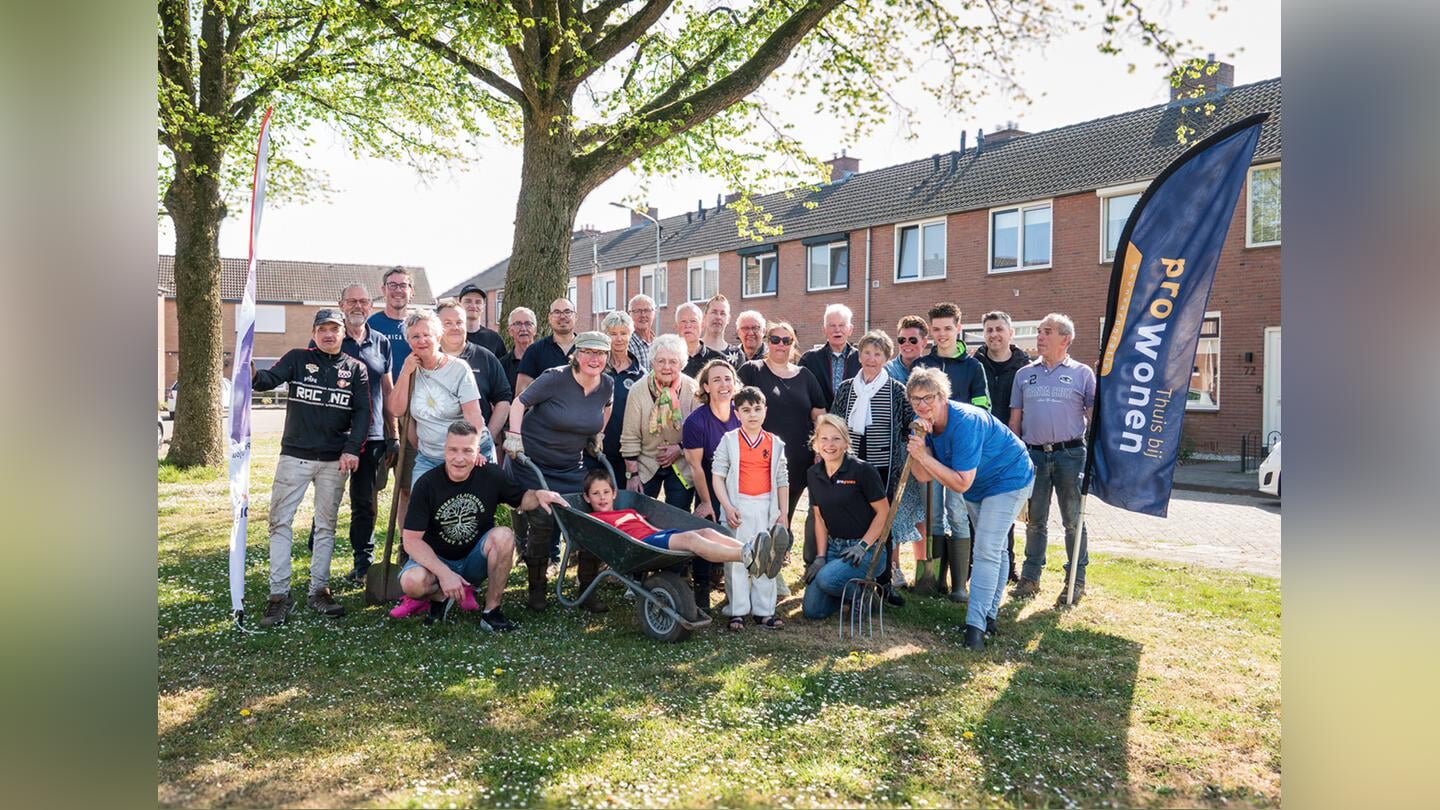 Vrijwilligers van Lions Club Bronckhorst, medewerkers van ProWonen, vaste vrijwilligers van Present en klimaatburgemeester van Bronckhorst, Mirjam Ganzevles. Foto: Present Bronckhorst