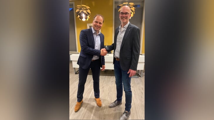 De gaande en de komende man. Links Hans te Lindert, rechts Rik van Lochem. Foto Gemeente Aalten