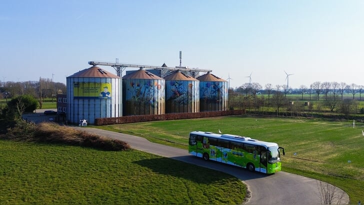 Silo Art Tour touringcar voor de kunstwerken in Azewijn. Foto: Studio Marelli