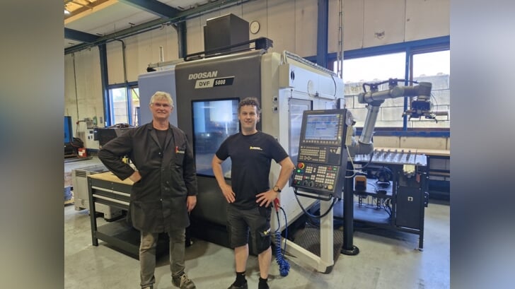 Eigenaren Wesley Heilig (r) en Wim Heinen bij een 5-assige freesmachines. Foto: Rob Weeber
