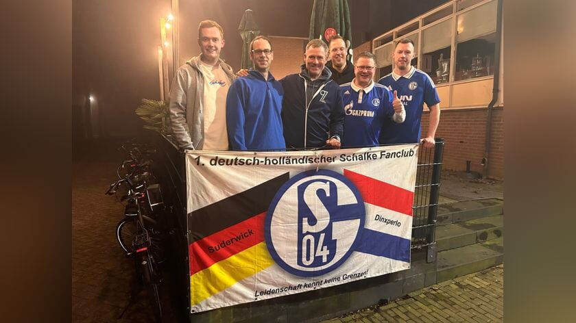 Enkele leden van de Schalke'04-fanclub, met tweede van rechts Patrick Koenders, samen met Ingo Anderbrügge. Eigen foto