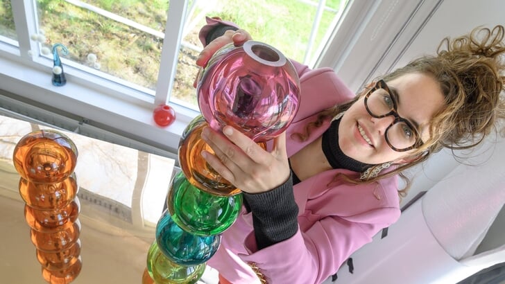 Louise met een deel van de bollen (spheres) die Groot Deunk nog kleurrijker zullen maken. Foto's: Gerard Mühlradt