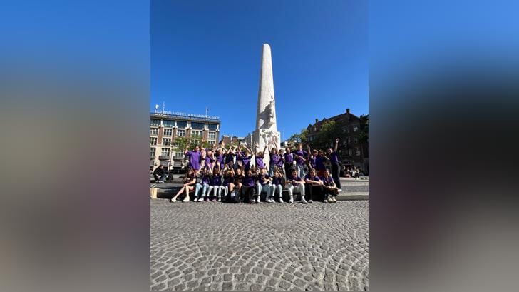 De kinderen van De Bataaf voor het monument de Dam - Amsterdam. Foto: Inge de Ruijter
