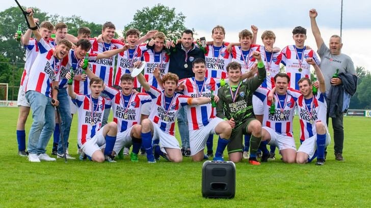 JO19 van DEO werd vorig seizoen kampioen onder leiding van trainer Godfried Roode. Foto: PR