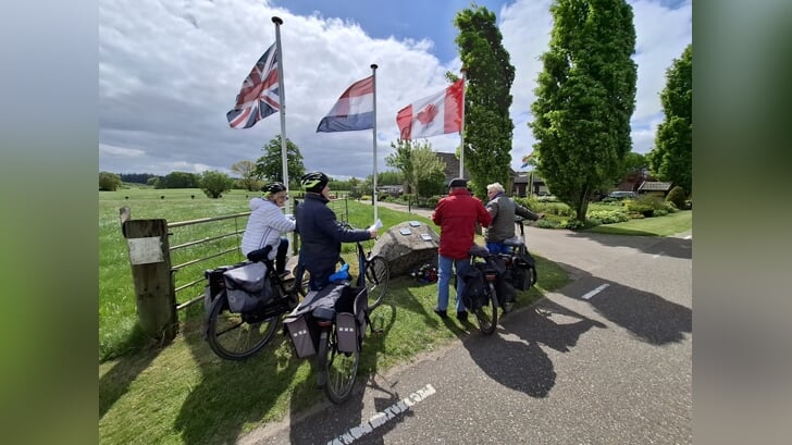 De Bevrijdingsfietstocht voerde ook buiten Ruurlo en deed onder meer de Vordense buurtschap Linde aan. Foto: Jan Hendriksen