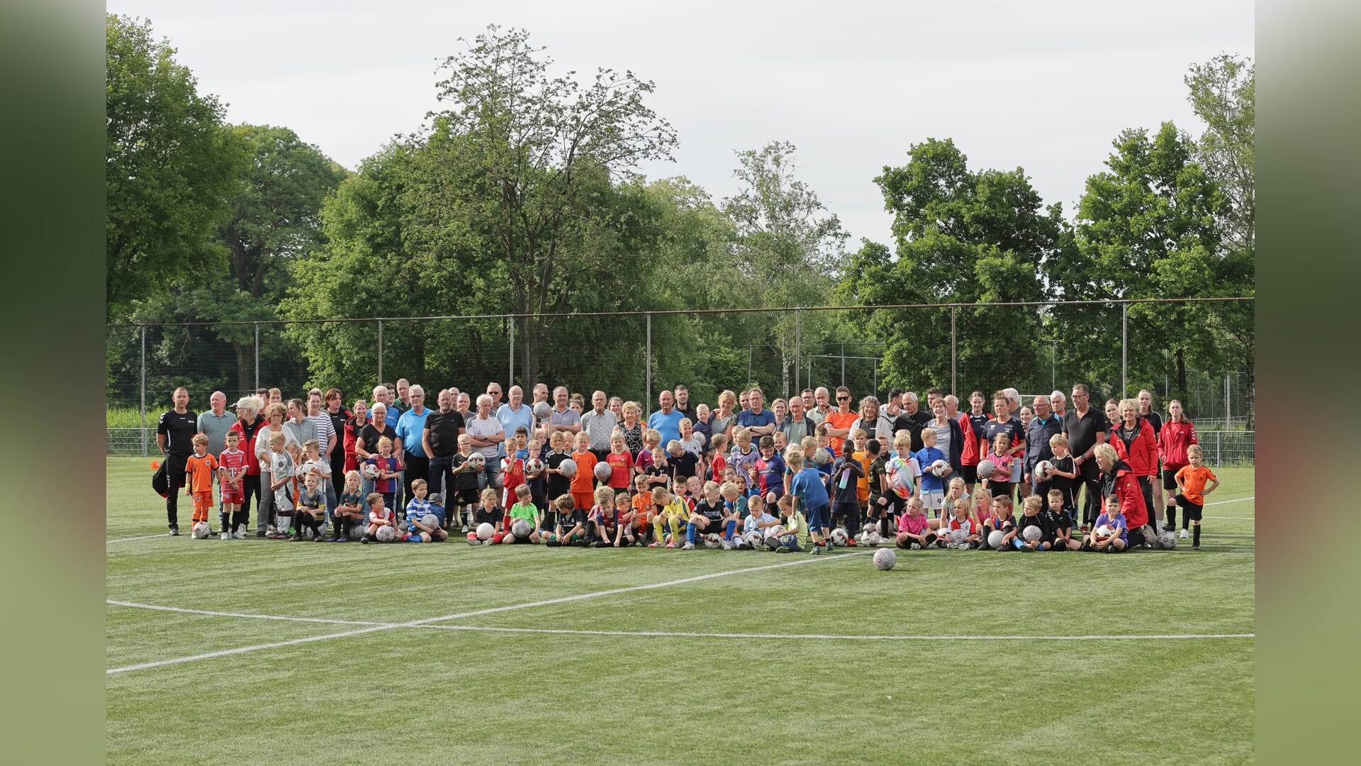 De voetbalschool samen met deelnemende familie en kennissen. Foto: Cor Hinkamp